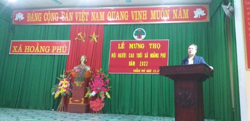   Đ:c - Lê Đình Ngọ - Bí thư Đảng Bộ - Chủ tịch HĐND xã Hoằng phú   chúc thọ các cụ  .png