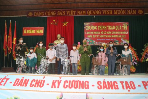 4. và trao xe đạp cho các em học sinh có hoàn cảnh khó khăn.jpg