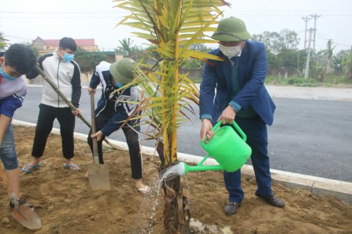 6. Đồng chí Lê Sỹ Nghiêm - Chủ tịch UBND huyện trồng cây tại đường Thịnh - Đông.jpg