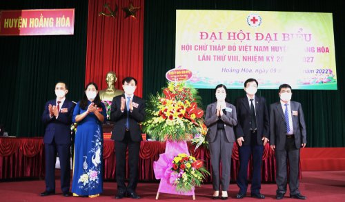 Ảnh 5. Đồng chí Đoàn Thị Hải – Phó Bí thư Thường trực Huyện ủy tặng hoa chúc mừng đại hội.JPG