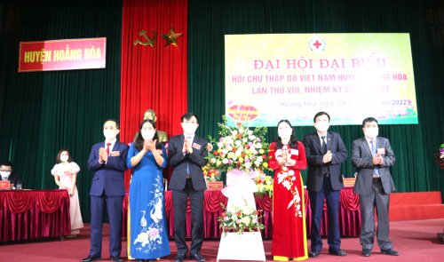 Ảnh 7. Đồng chí Trịnh Thị Tiếp - Chủ tịch Hội chữ thập đỏ tỉnh tặng hoa chúc mừng đại hội.JPG