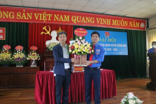 3. Đồng chí Lê Huy Lượng - TVHU- PCT HĐND huyện - Bí thư Đảng ủy cơ quan UBND huyện chúc mừng đại hội.jpg