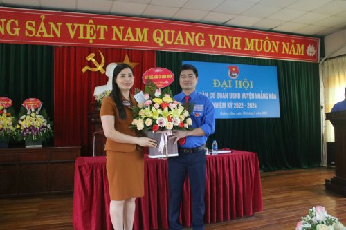 4. Đồng chí Hoàng Thị Oanh - Phó phòng GD&ĐT - Chủ tịch Công đoàn cơ quan UBND huyện chúc mừng đại hội.jpg