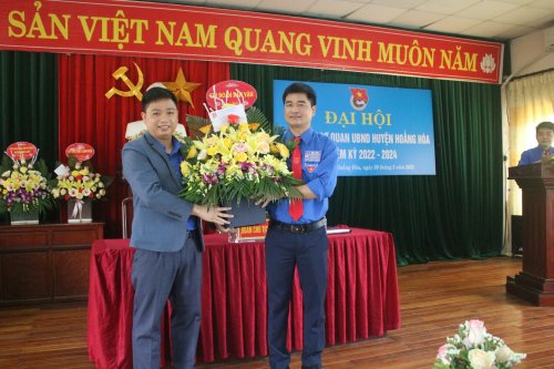 5. Đại diện Chi đoàn khối Dân vận chúc mừng đại hội.jpg