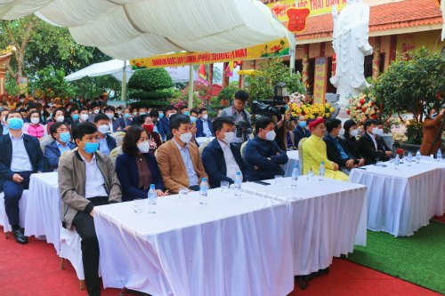 1. Các đồng chí lãnh đạo huyện và nhân dân về dự lễ hội Phủ Vàng xã Hoằng Xuân.jpg