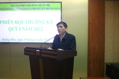 2. Ông Nguyễn Văn Bắc - PGĐ Ngân hàng CSXH huyện truyền đạt một số nội dung của các quyết định.jpg