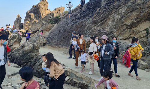 6. Từ chùa Bụt Hải Tiến du khách có thể ngắm toàn cảnh bãi đá hòn Bò.jpg