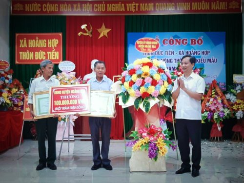 8. Đồng chí Lê Huy Lượng - TVHU, Phó Chủ tịch HĐND huyện trao quyết định và số tiền thưởng 100 triệu đồng cho cán bộ và nhân dân trong thôn.jpg