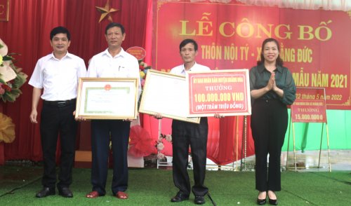 ẢNh 4. Lãnh đạo huyện Hoằng Hóa trao danh hiệu công nhận thôn đạt chuẩn NTM kiểu mẫu kèm theo phần thưởng 100 triệu của UBND huyện cho cán bộ và nhân dân thôn Nọi Tý.JPG