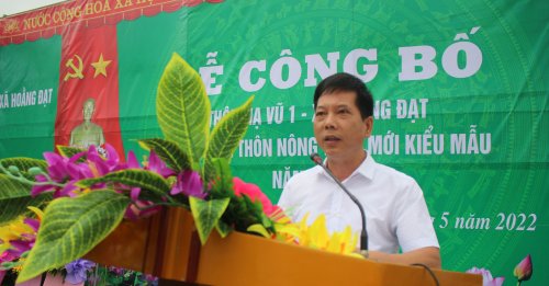 4.Đồng chí Lê Sỹ Thắng- Phó Trưởng phòng Nội vụ huyện công bố quyết định của UBND huyện - Copy.JPG