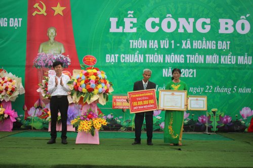 5.Đồng chí Lê Hồng Quang - TVHU- PCT TT UBND huyện trao quyết định, hoa và tiền thưởng cho thôn - Copy.JPG