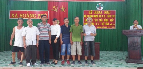 Đại diện lãnh đạo địa phương trao giải nhì bóng chuyền hơi xã Hoằng Phú năm 2022.png