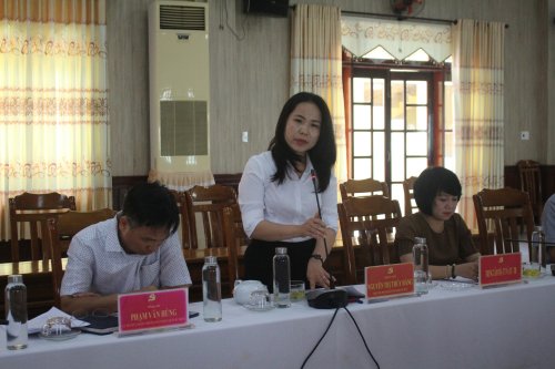 Đồng chí Phạm Thị Thúy Hằng thông qua dự thảo kế hoạch tổ chức 60 năm Hoằng Hóa - Điện Bàn nghĩa nặng tình sâu.JPG