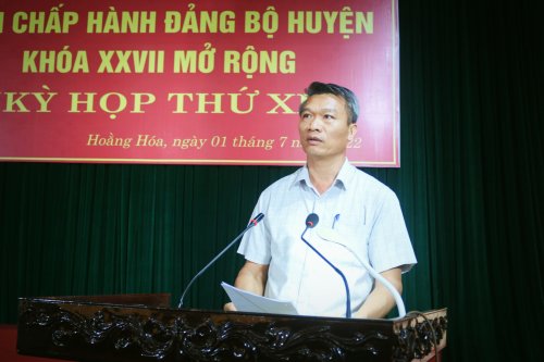 3. Đồng chí Phạm Văn Phượng - Bí thư Đảng bộ xã Hoằng Phong tham luận tại hội nghị.jpg