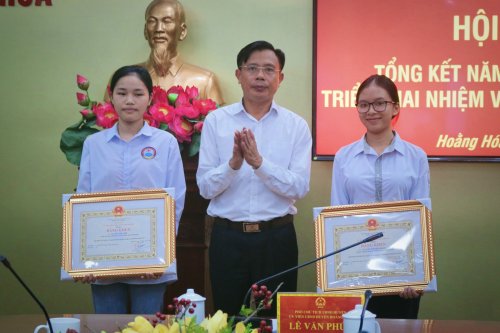4. Em Nguyễn Thị Vinh - Trường THPT Lương Đắc Bằng (trái) và em Nguyễn Thị Thùy Trang (phải) - Trường THPT Hoằng Hóa II....jpg