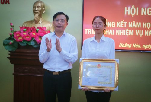 5....và em Nguyễn Thị Linh Chi - Trường THPT Hoằng Hóa IV được nhận bằng khen của Chủ tịch UBND tỉnh, góp phần vào thành tích chung của ngành giáo dục tỉnh Thanh Hóa năm học 2021 - 2022..jpg