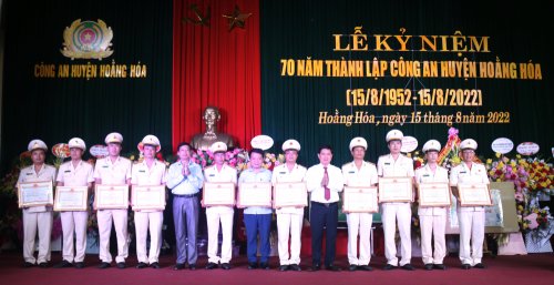 Ảnh 15. Chủ tịch UBND huyện Hoằng Hóa tặng giấy khen cho 12 tập thể và 30 cá nhân đã có thành tích xuất sắc nhân kỷ niệm 70 năm ngày thành lập công an huyện Hoằng Hóa.JPG