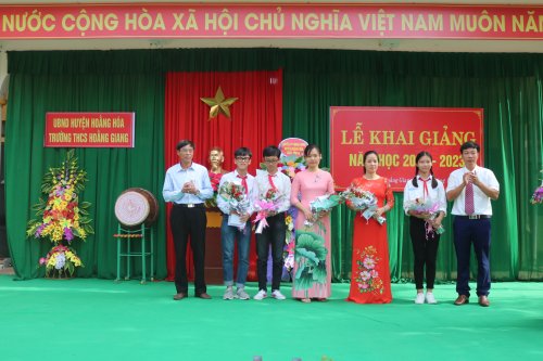 4. 1đồng chí Cao Văn Bắc- Chủ tịch UBND xã Hoằng Giang ( ngoài cùng bên trái) và đồng chí hiệu trưởng nhà trường trao thưởng cho các giáo viên, học sinh đạt giải cao trong các kỳ thi học sinh giỏi.jpg