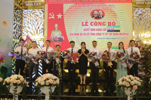 4. Đồng chí Phó Bí thư Thường trực Huyện ủy tặng hoa chúc mừng BCH Đảng bộ Tổng công ty.jpg