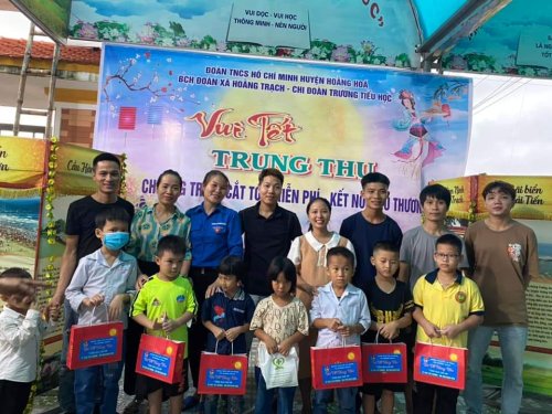4. Đoàn thanh niên xã Hoằng Trạch tổ chức chương trình cắt tóc miễn phí cho trẻ em và tặng quà trẻ em khó khăn.jpg