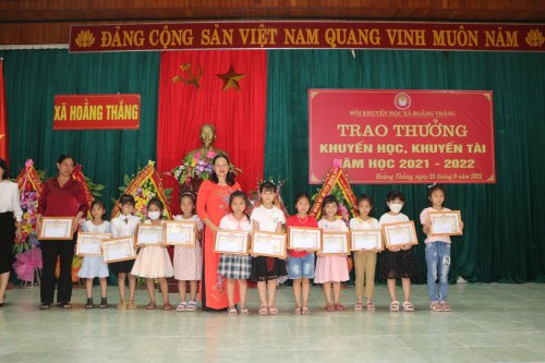 2. bà Hoàng Thị Tĩnh- CT hội Khuyến học xã hoằng Thắng trao thưởng cho học sinh có hoàn cảnh khó khăn.jpg