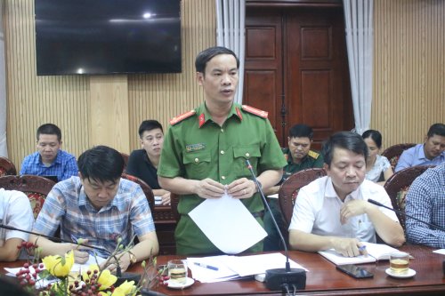 Đồng chí Lê Văn Phong- Thường vụ Huyện ủy- Trưởng Công an huyện tham gia ý kiến tại hội nghị.jpg
