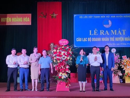 6. Lãnh đạo huyện Hoằng Hóa tặng hoa chúc mừng CLB.jpg