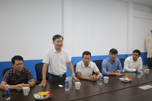 ẢNh 4. Chủ tịch UBND huyện Hoằng Hóa phát biểu động viên  Lê Thanh Hải cùng đoàn đã tới thăm, động viên tập thể cán bộ, người lao động Công ty TNHH MTV TCE JEANS, xã Hoằng Đồng.JPG