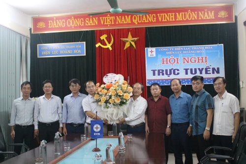 5. Đoàn đến thăm, chúc mừng Điện lực Hoằng Hóa.jpg