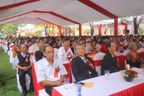 4. Các thế hệ thầy cô giáo trường THPT Hoằng Hóa 3 có mặt đông đủ tham gia lễ kỷ niệm 50 năm ngày thành lập trường.jpg