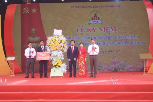 10. Huyện Hoằng Hóa tặng hoa chúc mừng và trao tiền hỗ trợ nhà trường xây dựng trường chuẩn quốc gia.jpg