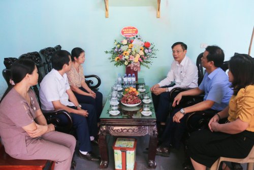 1. Đồng chí Lê Văn phúc - TVHU, Phó Chủ tịch UBND huyện cùng đoàn đã đến thăm.....jpg