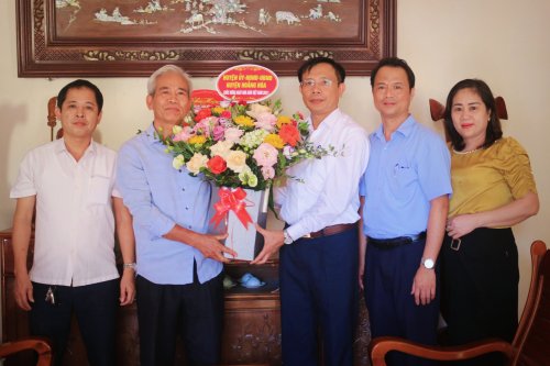 3....tặng hoa và chúc mừng Nhà giáo Nguyễn Trọng Hoan tại gia đình..jpg
