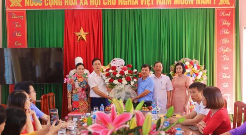 Đồng chí Chủ tịch UBND huyện Lê Thanh Hải trao tặng hoa chúc mừng CB GV Trường THCS Nhữ Bá Sỹ.jpg