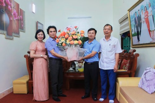 Đồng chí Chủ tịch UBND huyện Trao hoa chúc mừng Nhà giáo ưu tú Chu Thế Khánh.jpg