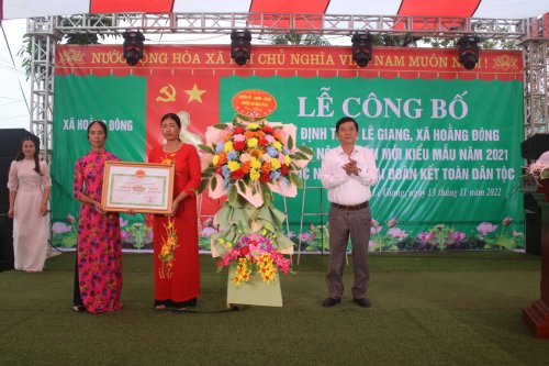 2. Đồng chí Lê Hồng Thảo - Trưởng phòng nội vụ huyện trao bằng công nhận Danh hiệu thôn kiểu mẫu của UBND huyện cho thôn.jpg