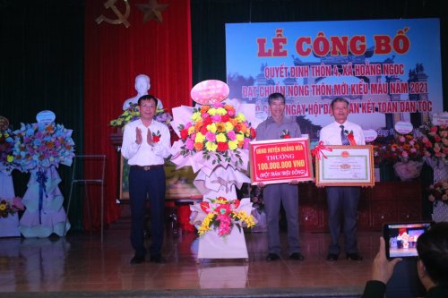 2. Đồng chí Lê Văn Phúc - Thường vụ Huyện ủy - PCT.UBND huyện trao thưởng của UBND huyện cho thôn 4.jpg