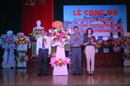 3. Đồng chí Hoàng Thị Định - CT.Hội LHPN huyện tặng hoa chúc mừng.jpg
