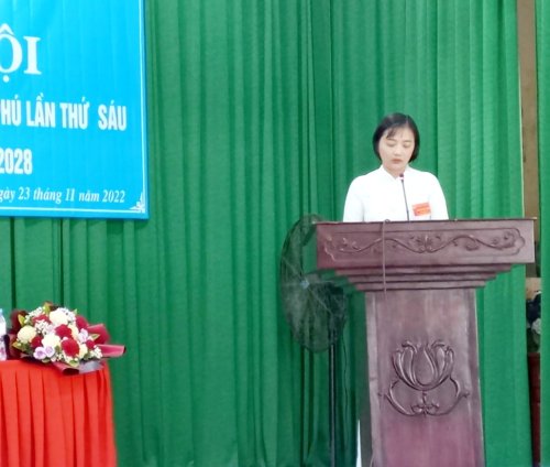 2. Đồng chí Nguyễn Thị Thùy Loan ủy viên BCH Công đoàn xã Hoằng Phú báo cáo tổng kết nhiệm kỳ.jpg