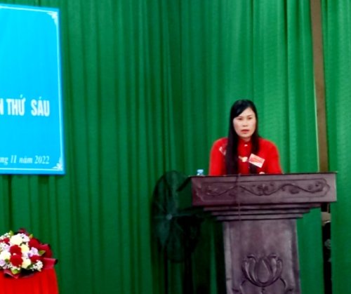 5. Đồng chí Lê Thị Thu Hằng phó Chủ tịch UBND xã phát biểu tham luận tại Đại hội.jpg