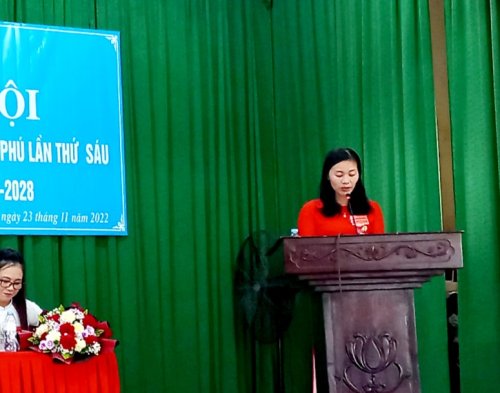 4. Đồng chí Lê Thị Phương Chủ tịch Hội phụ nữ xã phát biểu tham luận tại Đại hội.jpg