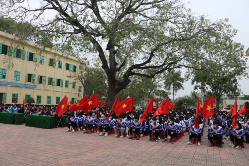 3. học sinh trường THPT Lương Đắc Bằng dự lễ trao giải.jpg
