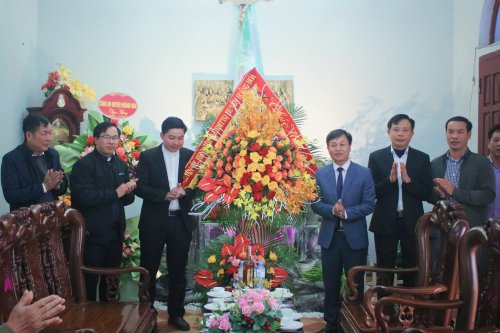 1. Các đồng chí lãnh đạo huyện đã thăm và tặng hoa chúc mừng giáo xứ Trinh Hà nhân dịp Giáng sinh năm 2022.jpg