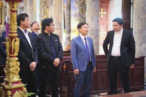 3. Các đồng chí lãnh đạo huyện đã tới thăm giáo đường giáo xứ Trinh Hà....jpg