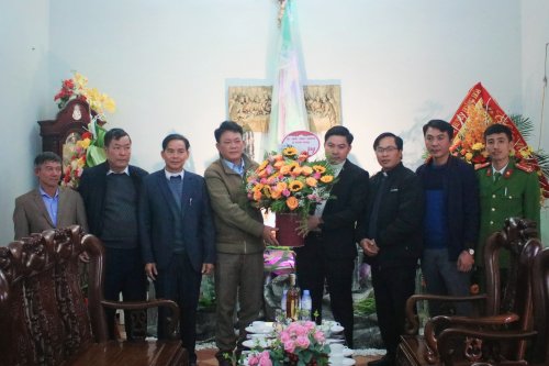 7....và lãnh đạo xã Hoằng Trung cũng đã tới chúc mừng Cha xứ Nguyễn Văn Quyền và bà con giáo dân Giáo xứ Trinnh Hà.jpg