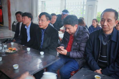 2. Đồng chí Lê Văn Phúc - TVHU, Phó Chủ tịch UBND huyện (thứ 3 từ trái sang) chia sẻ với những mất của gia đình nạn nhân....jpg