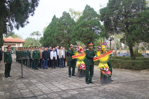 1. Đoàn công tác của tỉnh và lãnh đạo huyện Hoằng Hóa, các phòng ban, ngành đoàn thể huyện, cãn bộ, công chức một số địa phương dân hoa tưởng niệm các anh hùng liệt sỹ.jpg