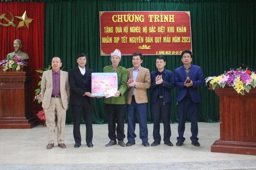 4. Huyện tặng quà tết cho Thương binh Phan Văn Nhân xã Hoằng Đông.jpg