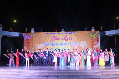 2. đồng chí Hoàng Hải Thanh- TVHU- BT Đảng bộ- CT HĐND TT  và đồng chí Lê Hồng Sơn- Chủ tịch UBND TT trao hoa cho đại diện 22 đội văn nghệ tham gia đêm văn nghệ.jpg