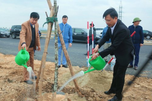 5....và tham gia trồng cây trên tuyến đường Kim - Qùy..jpg